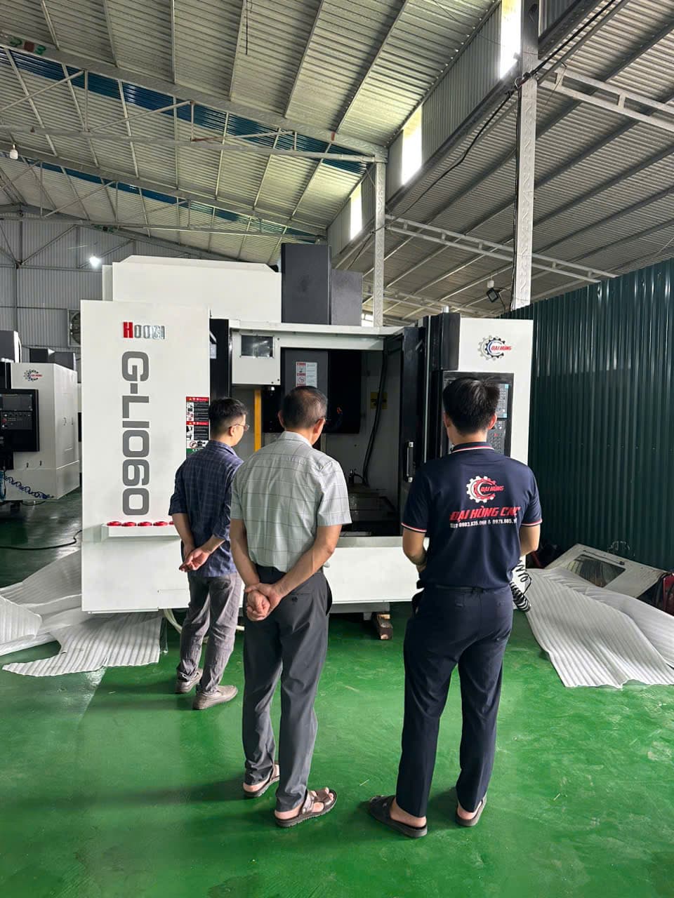 Kiểm tra máy HOOGI G-L1060 sau khi đặt vào vị trí trong xưởng