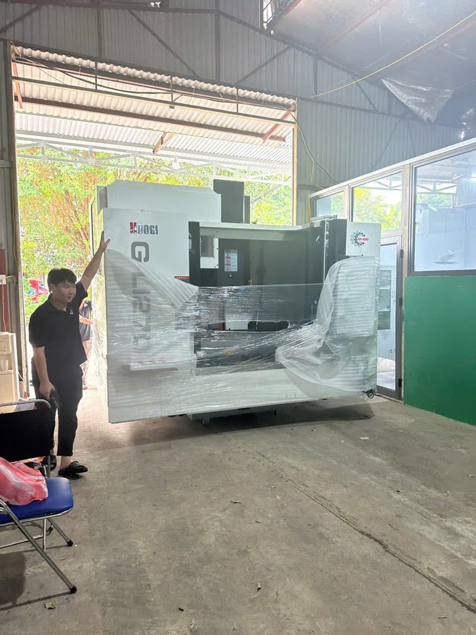 Máy HOOGI G-L1270 còn bọc màng tại lối vào xưởng
