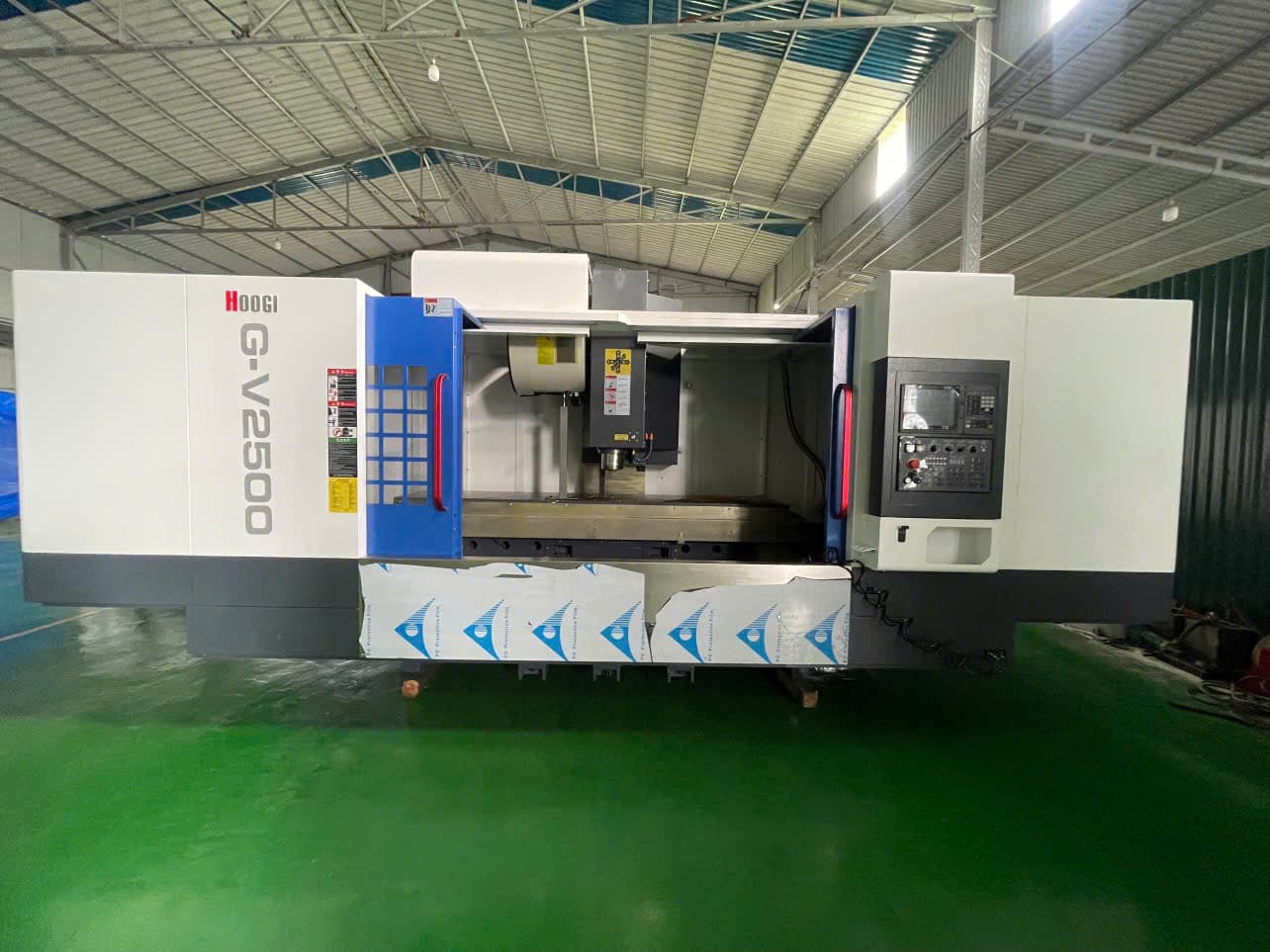 Máy HOOGI G-V2500 nhìn chính diện với cửa khoang gia công mở